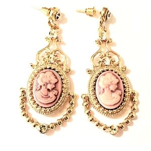 GOLD VINTAGE CORAL CAMEO RHINESTONE BOXED EARRINGS